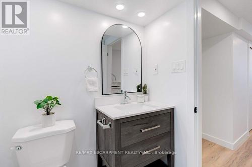 5470 Randolph Crescent, Burlington, ON - Indoor Photo Showing Bathroom