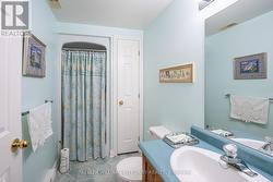 Main 3pc washroom with linen closet - 