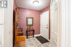 Large foyer with closet - 