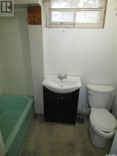 950 Lindsay Street, Regina, SK - Indoor Photo Showing Bathroom