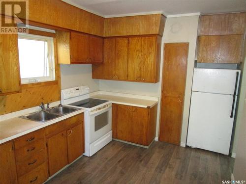 950 Lindsay Street, Regina, SK - Indoor Photo Showing Kitchen With Double Sink