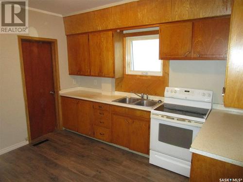 950 Lindsay Street, Regina, SK - Indoor Photo Showing Kitchen With Double Sink