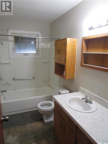 950 Lindsay Street, Regina, SK - Indoor Photo Showing Bathroom