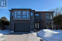 216 HUDSON AVENUE  Ottawa, ON K2C 0G4