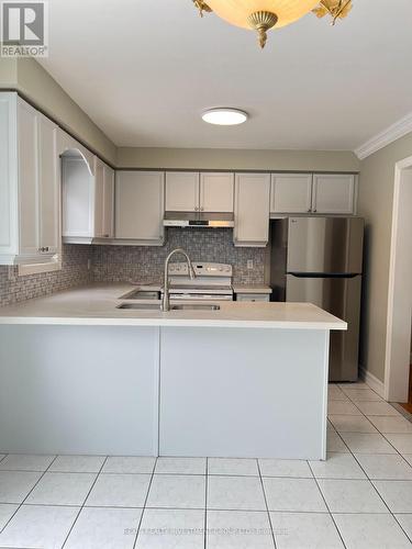 5580 Creditrise Place, Mississauga, ON - Indoor Photo Showing Kitchen With Double Sink