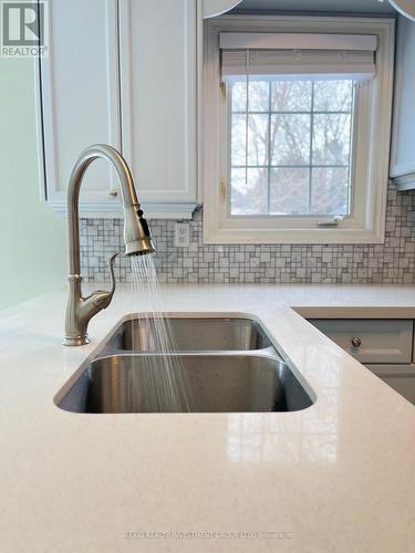 5580 Creditrise Place, Mississauga, ON - Indoor Photo Showing Kitchen With Double Sink