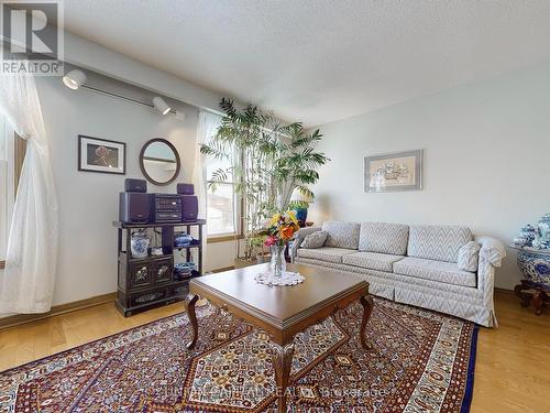 4299 Alta Court, Mississauga, ON - Indoor Photo Showing Living Room