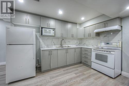 16 Beasley Crescent, Cambridge, ON - Indoor Photo Showing Kitchen