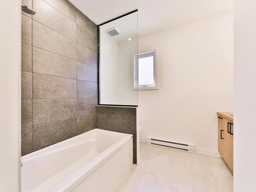 Bathroom - 182 Rue Ste-Catherine, Longueuil (Le Vieux-Longueuil), QC - Indoor Photo Showing Bathroom