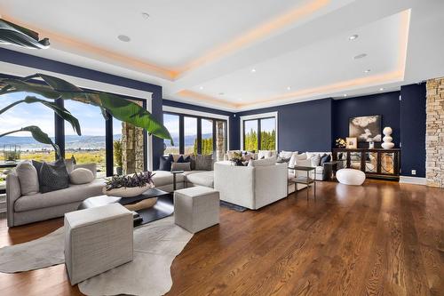 4040 Casorso Road, Kelowna, BC - Indoor Photo Showing Living Room