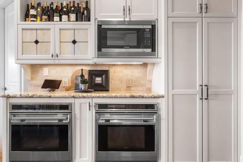 4040 Casorso Road, Kelowna, BC - Indoor Photo Showing Kitchen