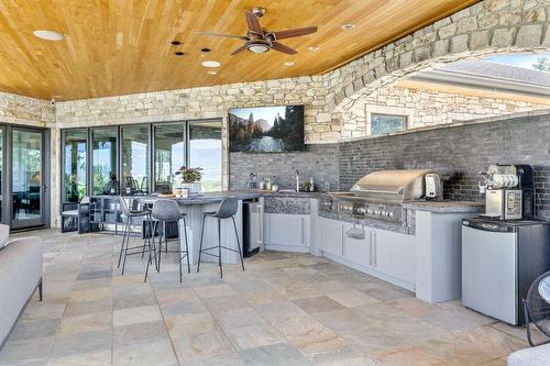 4040 Casorso Road, Kelowna, BC - Indoor Photo Showing Kitchen
