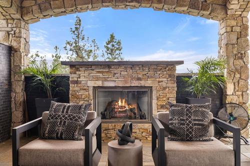 4040 Casorso Road, Kelowna, BC - Indoor Photo Showing Living Room With Fireplace