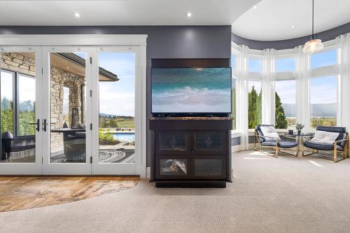 4040 Casorso Road, Kelowna, BC - Indoor