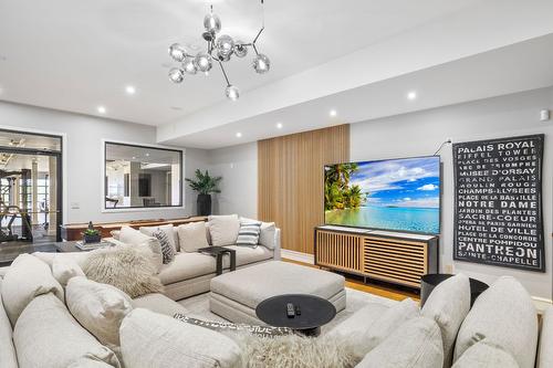 4040 Casorso Road, Kelowna, BC - Indoor Photo Showing Living Room