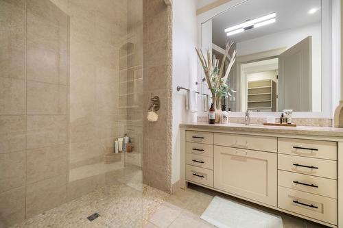 4040 Casorso Road, Kelowna, BC - Indoor Photo Showing Bathroom