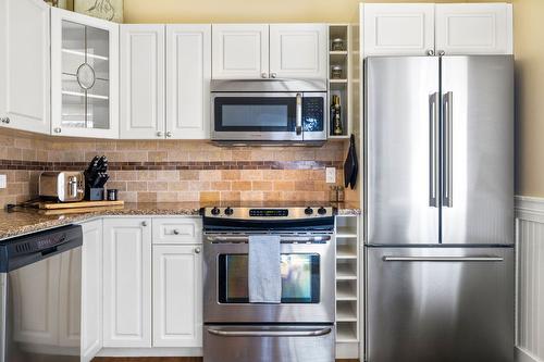 4040 Casorso Road, Kelowna, BC - Indoor Photo Showing Kitchen With Upgraded Kitchen