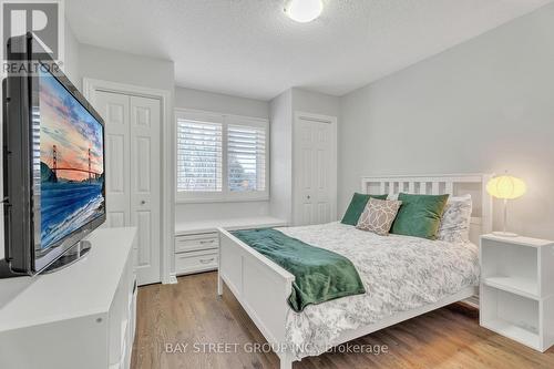 107 Glenridge Crescent, London, ON - Indoor Photo Showing Bedroom