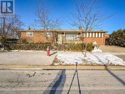 7660 DARCEL AVENUE  Mississauga, ON L4T 3V6