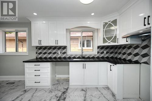 526 Selsey Drive, Mississauga, ON - Indoor Photo Showing Kitchen