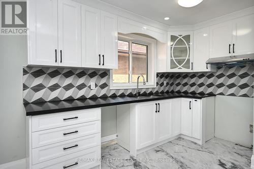 526 Selsey Drive, Mississauga, ON - Indoor Photo Showing Kitchen With Double Sink