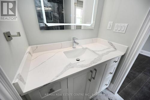 526 Selsey Drive, Mississauga, ON - Indoor Photo Showing Bathroom