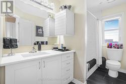 3rd level main bathroom - 