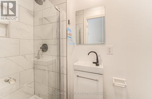 160 Westcourt Place, Waterloo, ON - Indoor Photo Showing Bathroom