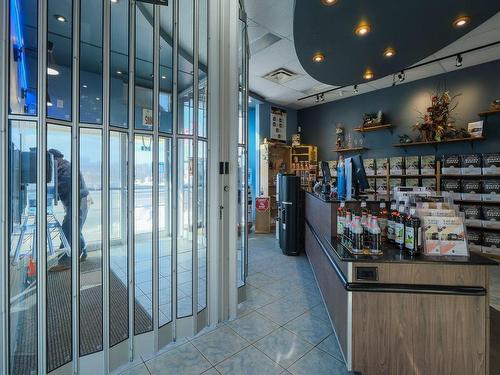 Commerce - 423 Boul. Des Laurentides, Saint-Jérôme, QC - Indoor Photo Showing Other Room