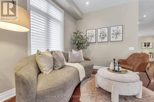 36 Compass Way, Mississauga, ON - Indoor Photo Showing Living Room