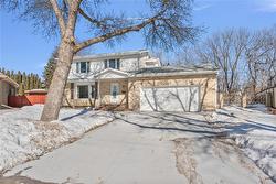 228 Cliffwood DR  Winnipeg, MB R2J 3M5