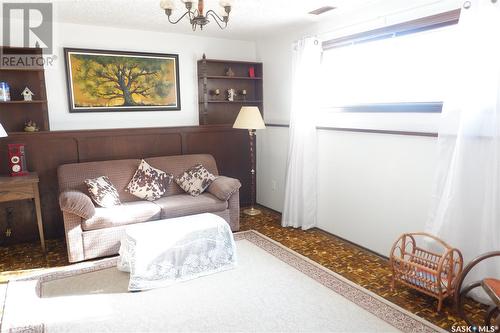 529 6Th Avenue E, Assiniboia, SK - Indoor