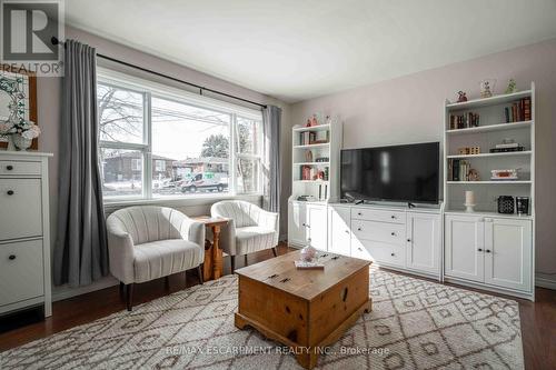 2279 King Street E, Hamilton, ON - Indoor Photo Showing Living Room