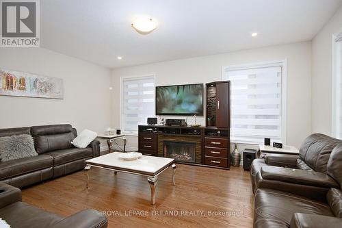 2544 Holbrook Drive, London, ON - Indoor Photo Showing Living Room