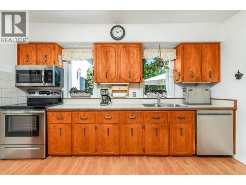6775 L&A Road, Vernon, BC - Indoor Photo Showing Kitchen With Double Sink