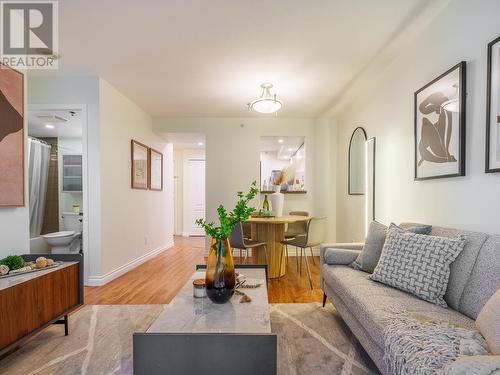 904 888 Pacific Street, Vancouver, BC - Indoor Photo Showing Living Room