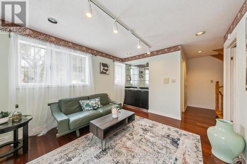 4143 Tapestry Trail, Mississauga, ON - Indoor Photo Showing Living Room