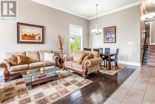 2884 Devon Road, London, ON - Indoor Photo Showing Living Room