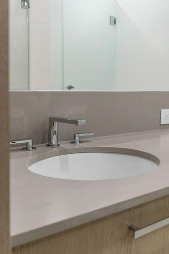 209-3409 Lakeshore Road, Kelowna, BC - Indoor Photo Showing Bathroom