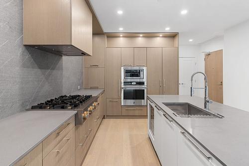 209-3409 Lakeshore Road, Kelowna, BC - Indoor Photo Showing Kitchen With Upgraded Kitchen