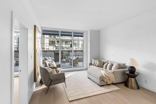 209-3409 Lakeshore Road, Kelowna, BC - Indoor Photo Showing Living Room