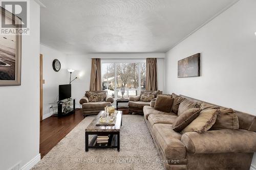 1508 Sandgate Crescent, Mississauga, ON - Indoor Photo Showing Living Room