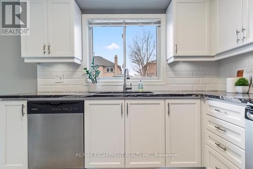 662 Julia Avenue, Burlington, ON - Indoor Photo Showing Kitchen