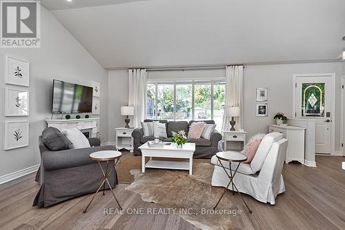 4524 Longmoor Drive, Burlington, ON - Indoor Photo Showing Living Room