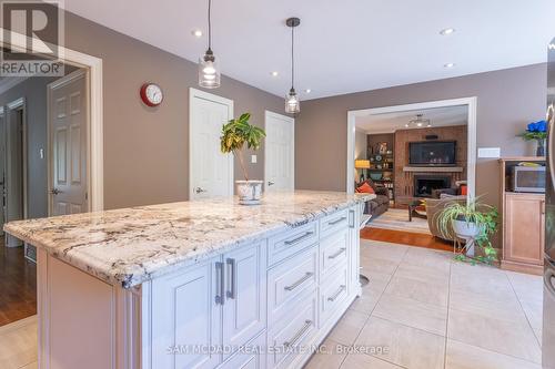 6127 Cheega Court, Mississauga, ON - Indoor Photo Showing Kitchen With Upgraded Kitchen