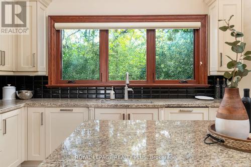 1100 Haydonbridge Court, Mississauga, ON - Indoor Photo Showing Kitchen