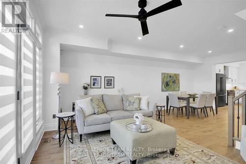 400 Berkley Avenue, Ottawa, ON - Indoor Photo Showing Living Room