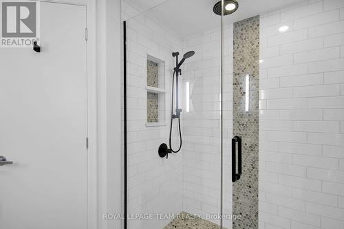 Large walk-in shower - 400 Berkley Avenue, Ottawa, ON - Indoor Photo Showing Bathroom