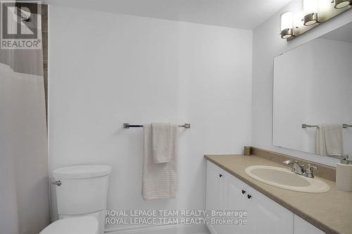 Full 4 piece bathroom - 400 Berkley Avenue, Ottawa, ON - Indoor Photo Showing Bathroom