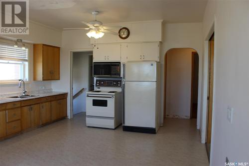 Gravelbourg Acreage, Gravelbourg Rm No. 104, SK - Indoor Photo Showing Kitchen With Double Sink